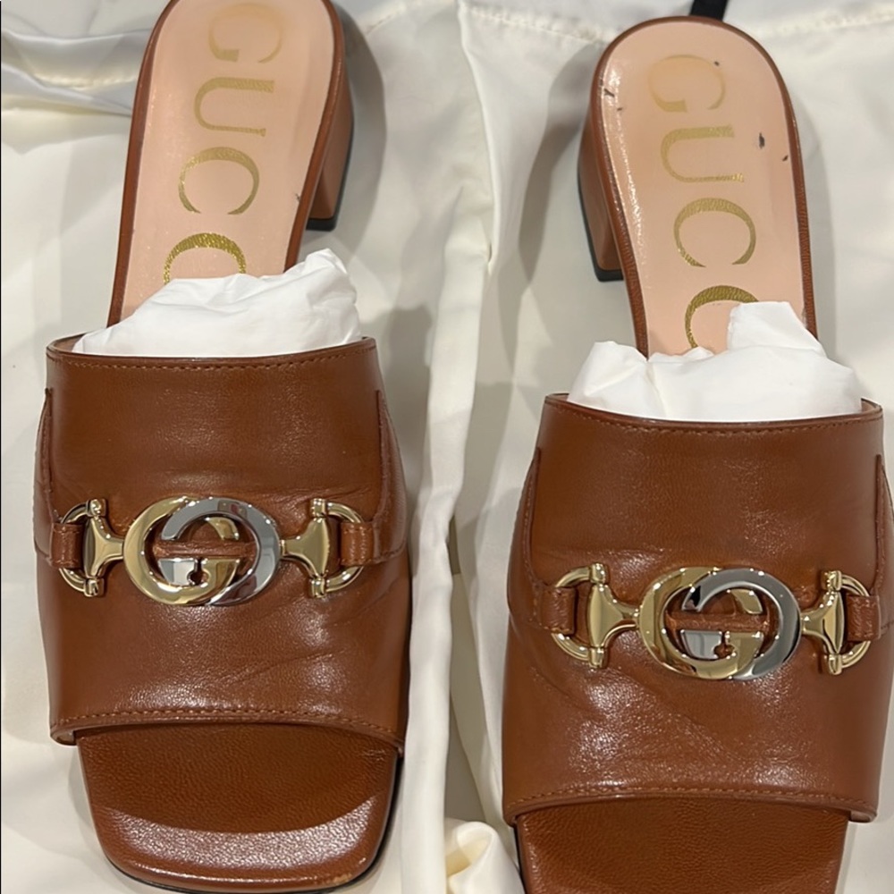 Gently used GG Zumi 25 square toe slide.
Interlocking GG logo in gold & silver.